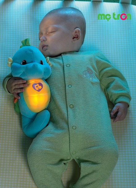 Ánh đèn dịu nhẹ và âm nhạc du dương đưa bé vào giấc ngủ ngon