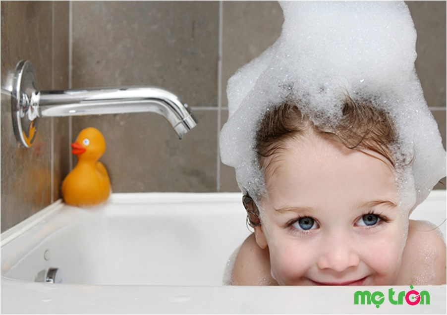 Có các bọt xà phòng khi tắm giúp nhanh chóng làm sạch, đảm bảo bé không bị lạnh vào mùa đông trong lúc tắm