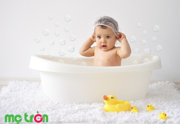 Tắm táp sạch sẽ giúp bé cảm thấy thoải mái và dễ chịu hơn rất nhiều
