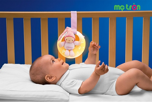 Kếp hợp ánh sáng dịu nhẹ và âm thanh du dương giúp bé dễ dàng đi vào giấc ngủ