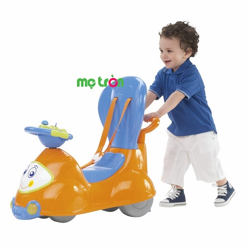Khi bé lớn và bắt đầu bước đi chập chững những bước đầu đời, xe chòi chân này được sử dụng giống như một chiếc xe tập đi