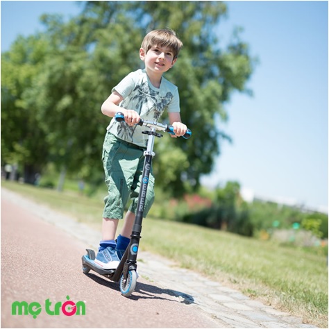 Xe có hệ thống 3 bánh xe giúp di chuyển vững vàng, cân bằng, đảm bảo an toàn tối đa cho trẻ khi vui chơi
