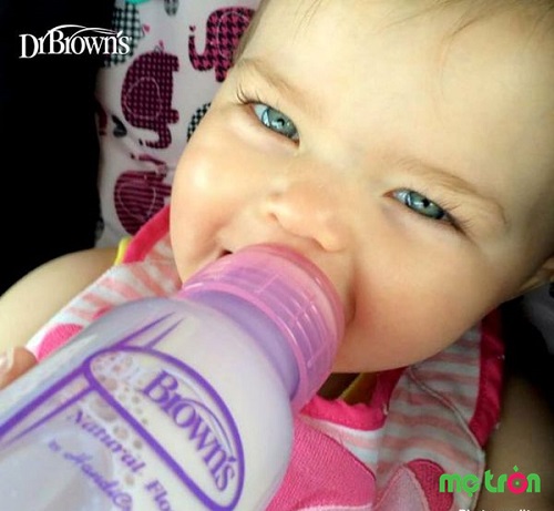 Bình sữa với thiết kế van chống sặc thông minh giúp bé bú sữa dễ dàng hơn