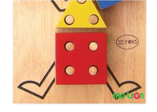 Đồ chơi giúp trẻ phát triển tính logic khi tập trung xếp các bộ phận của chú đầu bếp đúng vị trí