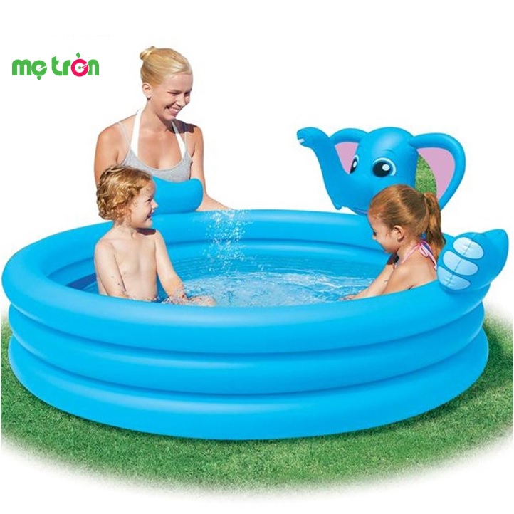 Trên bể bơi phao thiết kế con voi có vòi phun nước