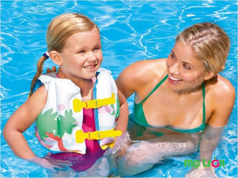 Với áo phao bơi này, bé có thể vui chơi thoải mái dưới nước nhiều giờ mà bạn không cần lo lắng chất liệu có thể gây hại đến sức khỏe của bé