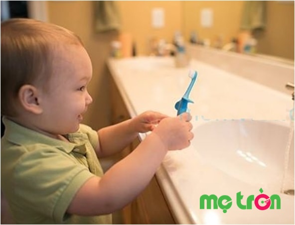Sử dụng để vệ sinh và tập cho bé tự vệ sinh răng miệng cho mình từ sớm
