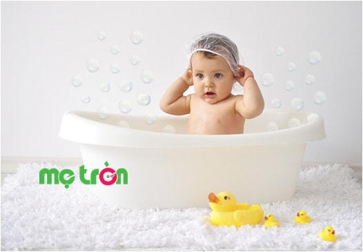 Tắm gội thường xuyên là cách phòng ngừa rôm sảy tốt nhất ở trẻ nhỏ