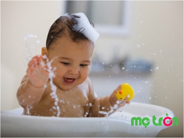 Giúp làm sạch nhẹ nhàng, bảo vệ, nuôi dưỡng và dưỡng ẩm làn da nhạy cảm của bé