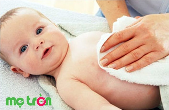 Lấy1 lượng vừa đủ sữa tắm khô lên khăn ẩm hay miếng bông gòn, sau đó nhẹ nhàng lau sạch mặt và toàn bộ cơ thể cho bé