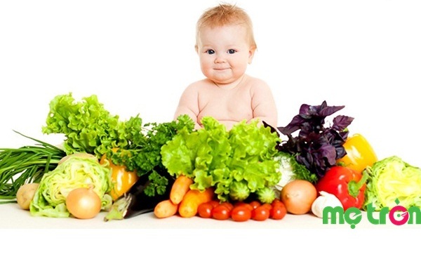 Mẹ cần bổ sung rau xanh vào chế độ ăn uống hàng ngày cho bé yêu