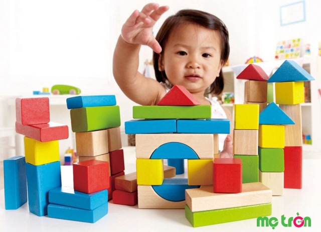 Khi bé đã được 12 tháng tuổi bố mẹ có thể mua những bộ đồ chơi xếp hình cho bé