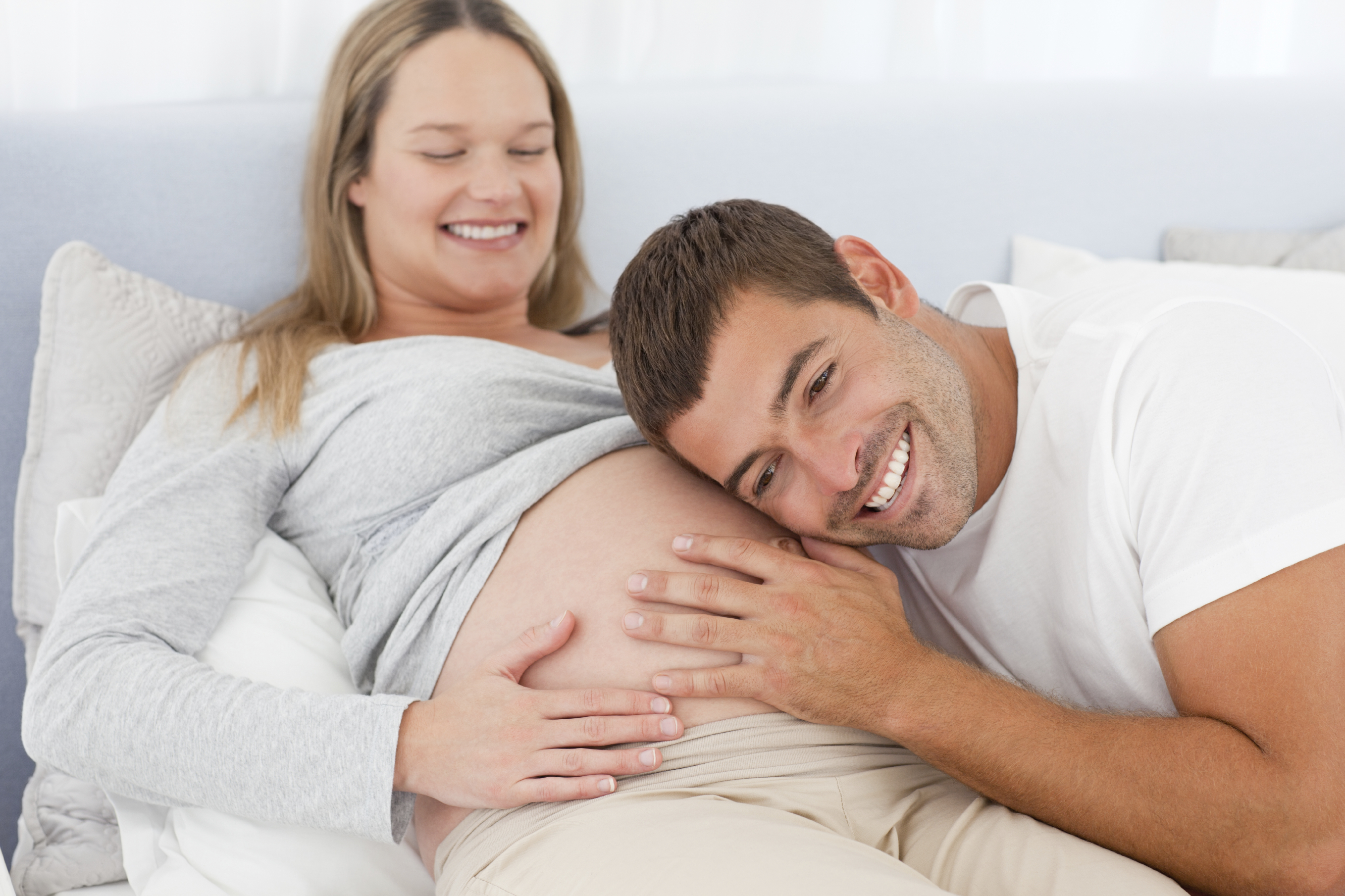 Беременной снится шевеление ребенка. Беременные женщины с мужем.