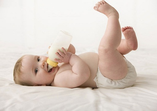 Hướng dẫn mẹ hâm sữa đúng cách và hiệu quả cho bé