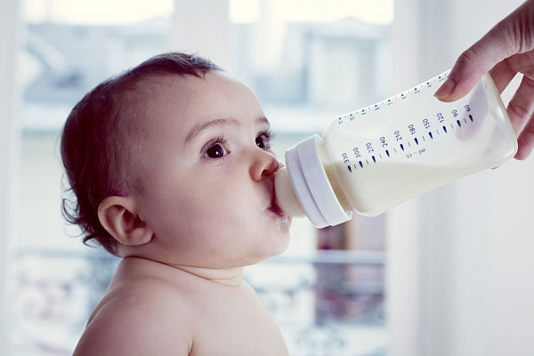 Lý do tại sao mẹ cần phải hâm sữa trước khi cho bé bú?