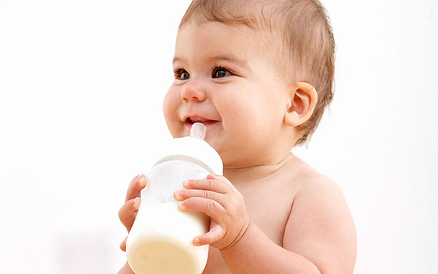 Mách mẹ 4 cách tiệt trùng bình sữa cho bé