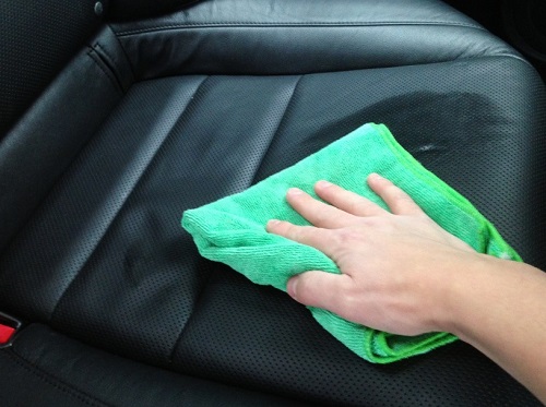 Cách hiệu quả nhất để vệ sinh ghế ô tô cho trẻ em