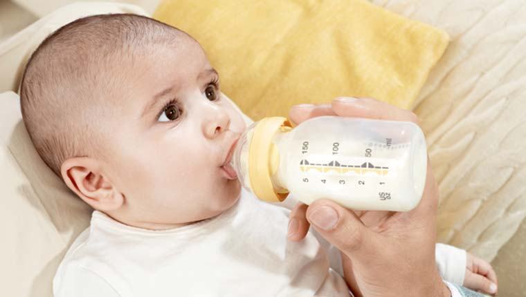 Mẹ đã biết cách hâm sữa để đảm bảo sữa còn nguyên độ dinh dưỡng cho bé chưa?