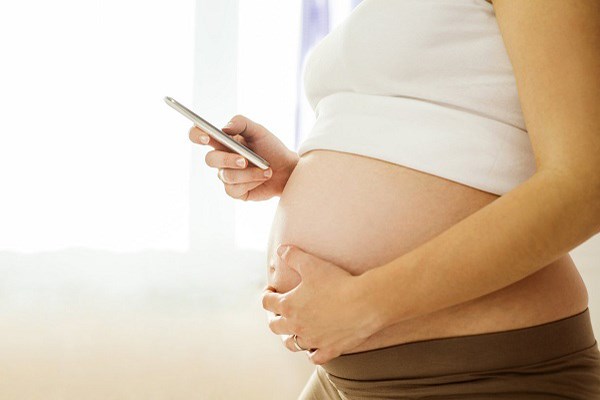 Mẹ mang thai có nên cho thai nhi nghe nhạc bằng điện thoại không?