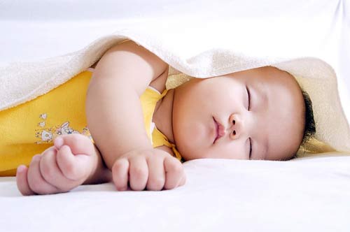 Mẹo nhỏ giúp mẹ ru bé sơ sinh ngủ cực nhanh