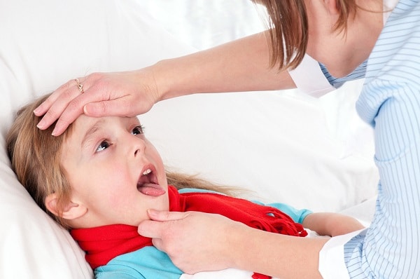 Phải làm gì để chăm sóc bé khi trẻ bị đau họng?  