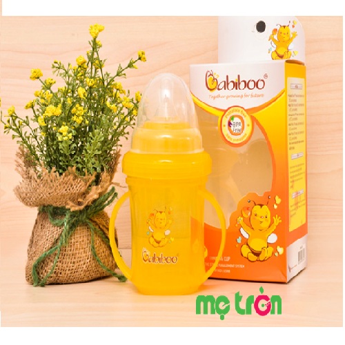 Chiếc ca tập uống số 1 (vàng) Babiboo BA820P là một sản phẩm vô cùng tiện lợi giúp bé có thể tập quen dần với việc tự mình uống nước. Chiếc ca có được thiết kế gọn nhẹ phù hợp với độ tuổi của bé.