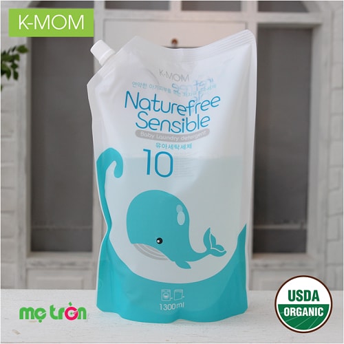 Sản phẩm nước giặt hữu cơ K-Mom dạng túi màu xanh 1300ml được nhập khẩu trực tiếp từ Hàn Quốc với thiết kế túi tiện lợi, dễ dàng sử dụng cho mẹ khi có thể tái sử dụng can đã mua trước đây, được FDA tại Hàn Quốc và Hoa Kỳ chứng nhận organic (chứng nhận hữu cơ) để bảo vệ làn da bé.