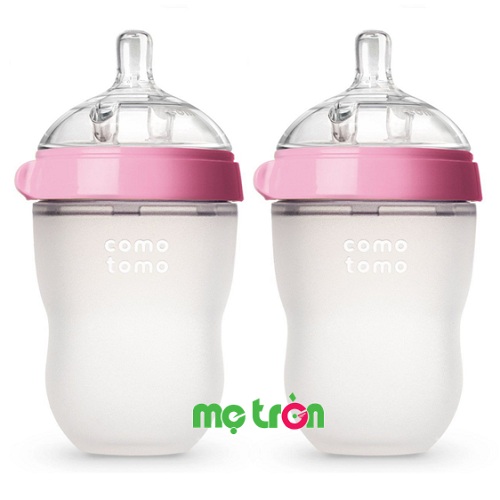<p>Bộ hai bình sữa Comotomo silicone 250ml thiết kế núm ti mềm mại (màu hồng – CT00004) là sản phẩm bình sữa từ thương hiệu Cotomoto tại Mỹ, được làm từ silicone cao cấp dùng trong y khoa, hoàn toàn không chứa BPA độc hại, an toàn cho bé khi bú bình. Thân bình được làm từ chất liệu mềm mịn như da mẹ mang đến cảm giác thoải mái, gần gũi như khi được bú mẹ.</p>
